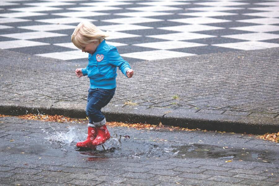 Regniga dagar blir roligare: Lekar för vattentäta äventyr