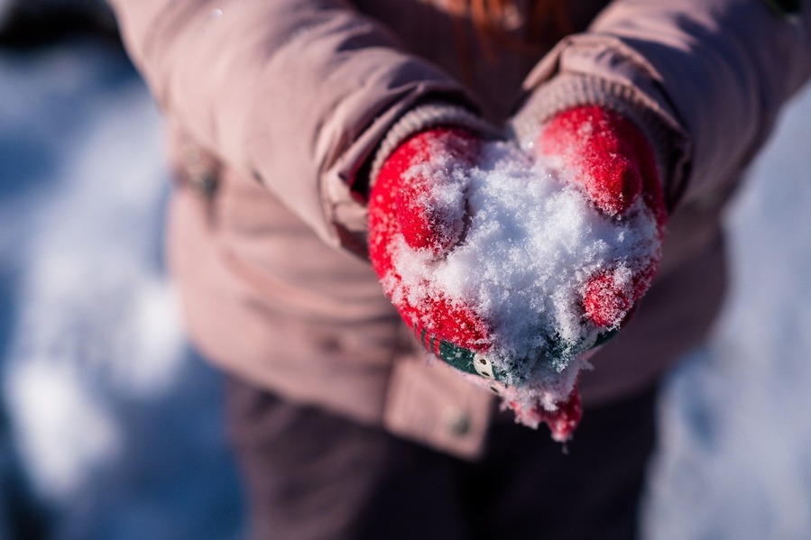 Säker lek i vinter: Tips för att hålla barnen varma och säkra under snöleken